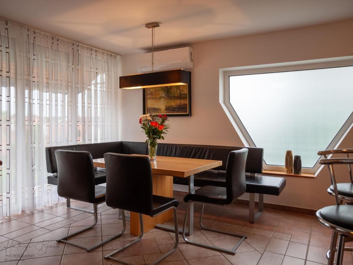 Moai Home Apartman Sarvar Exterior photo